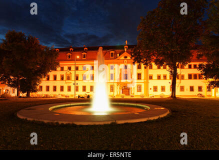 Zustand der Staatskanzlei von Thüringen bei Nacht, ehemalige Kurmainzische Statthalterei, Hirschgarten, Erfurt, Thüringen, Deutschland Stockfoto