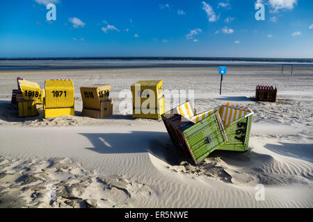 Liegestühle am Strand nach einer stürmischen Nacht, Insel Langeoog, Nordsee, Ostfriesischen Inseln, Ostfriesland, Niedersachsen, Ger Stockfoto