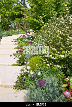 Die "Zeit dazwischen" Garten, entworfen von Charlie Albone, vergoldetem Silber-Medaillengewinner bei der RHS Chelsea Flower Show 2015 Stockfoto