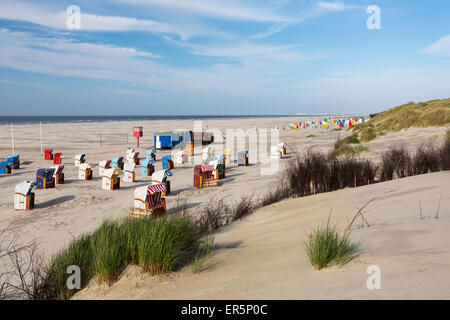 Liegestühle am Strand, Insel Juist, Nordsee, Ostfriesischen Inseln, Ostfriesland, Niedersachsen, Deutschland, Europa Stockfoto