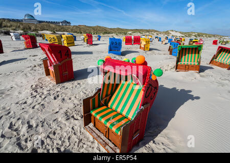 Liegestühle am Strand, Insel Juist, Nordsee, Ostfriesischen Inseln, Ostfriesland, Niedersachsen, Deutschland, Europa Stockfoto