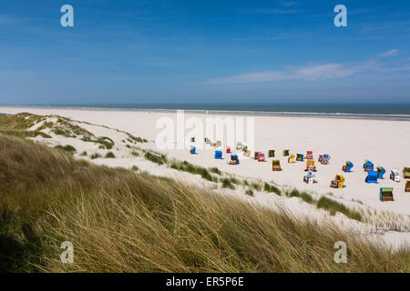 Liegestühle am Strand, Insel Juist, Nordsee, Ostfriesischen Inseln, Ostfriesland, Niedersachsen, Deutschland, Europa Stockfoto