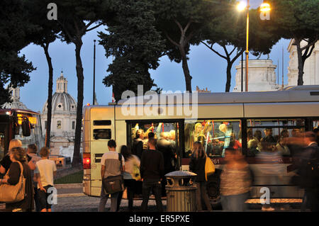 Piazza Venezia im Abendlicht, Rom, Italien Stockfoto