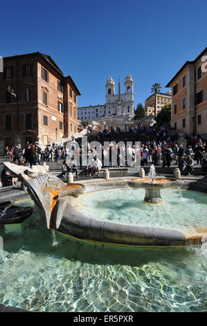 Bernini Brunnen auf der Piazza de Spagna und die spanische Treppe, Rom, Italien Stockfoto