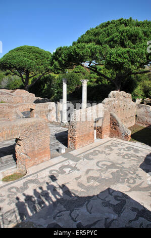 Schatten von Menschen betrachten die Ausgrabungen von Ostia Antica und Terme di Nettuno, Ostia bei Rom, Italien Stockfoto