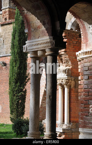 Ruinen der Kirche der Abtei San Galgano, Chiusdino, Siena, Toskana, Toskana, Süditalien Stockfoto