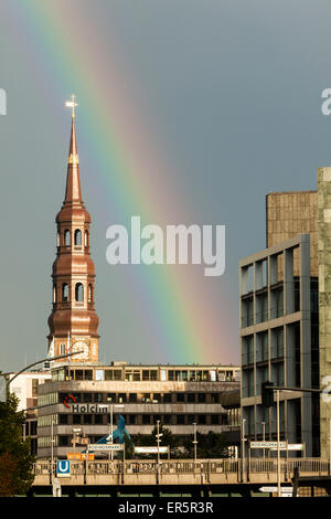 Regenbogen über dem St. Katharinen, Hamburg, Deutschland Stockfoto