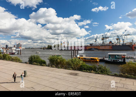 Blick über den Fluss Elbe, eine Werft, Hamburg, Deutschland Stockfoto