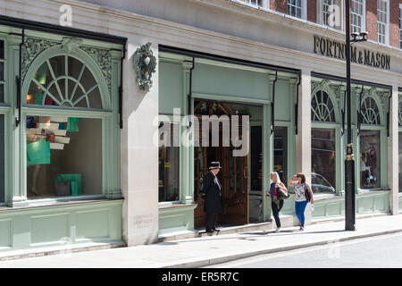 Portier am Eingang zum Kaufhaus Fortnum & Mason, Piccadilly, City of Westminster, London, England, Vereinigtes Königreich Stockfoto