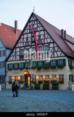 Hotel Goldene Rose in der Altstadt bei Dämmerung, Dinkelsbühl, Franken, Bayern, Deutschland Stockfoto