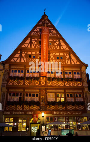 Gasthof Deutsches Haus, Restaurant in der Altstadt bei Dämmerung, Dinkelsbühl, Franken, Bayern, Deutschland Stockfoto