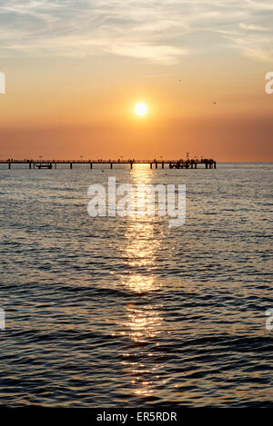 Pier bei Sonnenuntergang, Badeort der Grenzziehung an der Ostsee, Mecklenburg-Western Pomerania, Deutschland Stockfoto