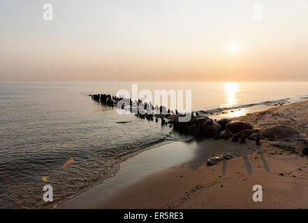 Alten Buhnen in Kuehlungsborn West bei Sonnenaufgang, Badeort der Grenzziehung, Ostsee, Mecklenburg-Vorpommern, Deutschland Stockfoto