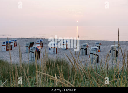 Mit Kapuze Liegestühle am Strand bei Sonnenuntergang, Ostsee, Ostseeheilbad, Schleswig-Holstein, Deutschland Stockfoto