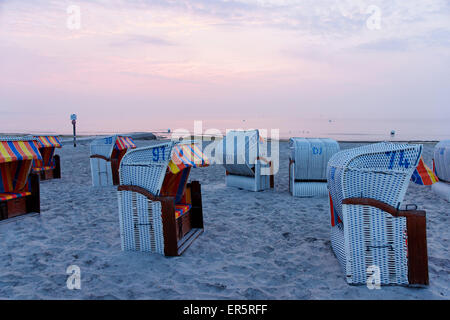 Mit Kapuze Liegestühle am Strand bei Sonnenuntergang, Ostsee, Ostseeheilbad, Schleswig-Holstein, Deutschland Stockfoto