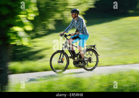 Pedelec-Radfahrer auf den Weg, Oberbayern, Deutschland Stockfoto