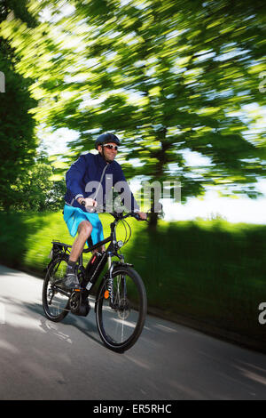 Pedelec-Radfahrer auf den Weg, Oberbayern, Deutschland Stockfoto