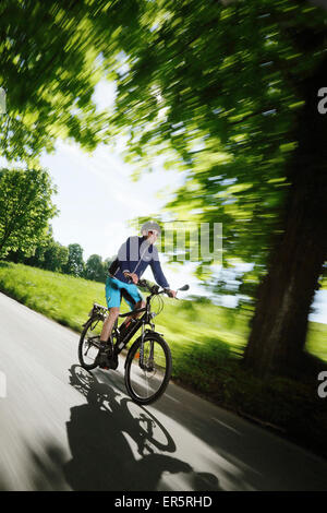 Pedelec-Radfahrer auf den Weg, Oberbayern, Deutschland Stockfoto