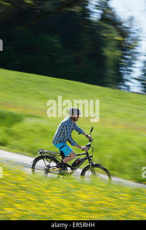 Pedelec-Radfahrer auf den Weg, Oberbayern, Deutschland Stockfoto