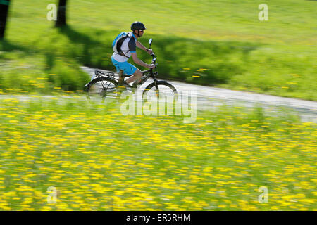 Pedelec-Radfahrer auf den Weg, Oberbayern, Deutschland Stockfoto