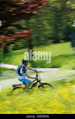 Pedelec-Radfahrer auf den Weg, Oberbayern, Deutschland Stockfoto