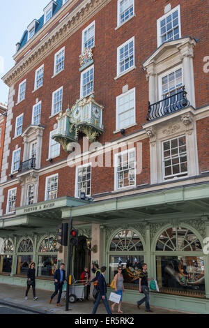 Fortnum der Gong Clock, Fortnum & Mason Kaufhaus, Piccadilly, City of Westminster, London, England, Vereinigtes Königreich Stockfoto