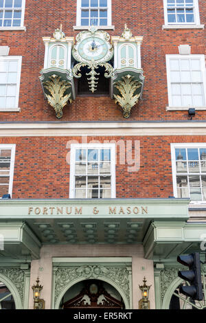 Fortnum der Gong Clock, Fortnum & Mason Kaufhaus, Piccadilly, City of Westminster, London, England, Vereinigtes Königreich Stockfoto