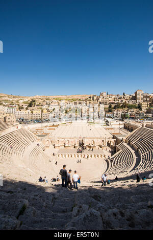 Blick über römische Amphitheater, Zitadellenhügel, Amman, Jordanien, Naher Osten Stockfoto