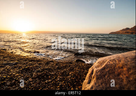 Verkrustete Salzstein im Toten Meer bei Sonnenuntergang, Jordanien, Naher Osten Stockfoto