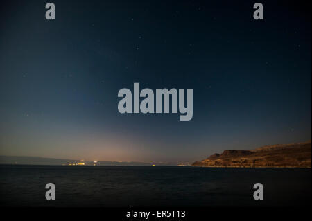 Sternenhimmel über dem Toten Meer, Blick auf die Grenze zwischen Jordanien und Israel, Nahost Stockfoto