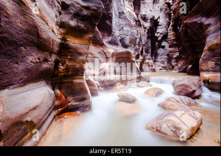 Arnon Fluss vorbei an einer Schlucht, Wadi Mujib, Jordanien, Naher Osten Stockfoto