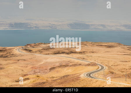 Autobahn Autobahn 65 Tote Meer, Totes Meer und Israel Küste im Hintergrund, Jordanien, Naher Osten Stockfoto