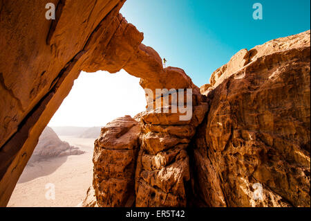 Frau stehend auf Jabal Umm Fruth Steinbrücke, Wadi Rum, Jordanien, Naher Osten Stockfoto