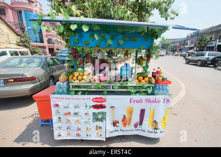 Shake Obstverkäufer am alten Markt Psar Cha in Siem Reap, Kambodscha Stockfoto