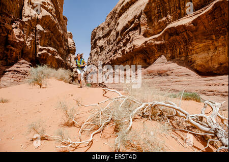 Frau, die Wanderung durch eine Schlucht, Wadi Rum, Jordanien, im mittleren Osten Stockfoto