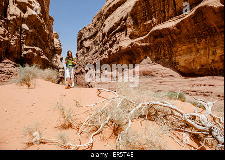 Frau, die Wanderung durch eine Schlucht, Wadi Rum, Jordanien, im mittleren Osten Stockfoto