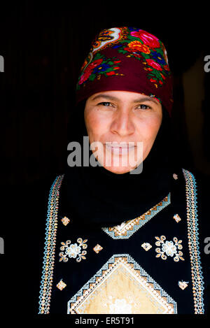 Porträt einer Beduinen-Frau trägt Tracht, Wadi Rum, Jordanien, Naher Osten Stockfoto