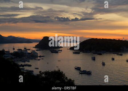 Blick über den Hafen in Richtung Komodo National Park, Labuhanbajo, West Flores, Nusa Tenggara, kleinen Sunda-Inseln, Indonesien, S Stockfoto