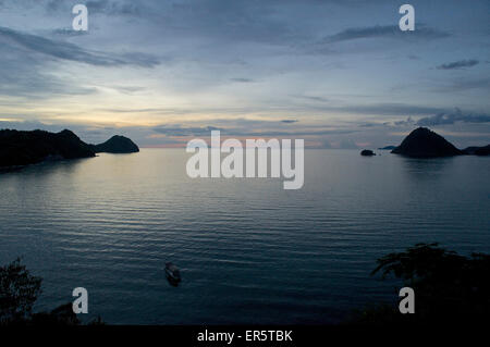 Blick über den Hafen in Richtung Gunung Api nördlich von Komodo National Park, Labuhanbajo, West Flores, Nusa Tenggara, Lesser Sunda I Stockfoto