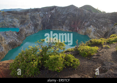 Blick auf die farbigen Seen von der Vulcano Kelimutu, Flores, Nusa Tenggara, kleinen Sunda-Inseln, Indonesien, Asien Stockfoto