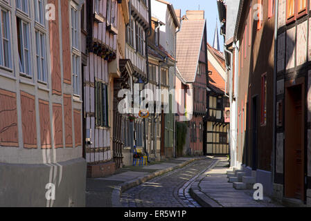 Fachwerkhäuser in einer Gasse in der historischen Stadt Quedlinburg, Harz, Sachsen-Anhalt, Deutschland, Europa Stockfoto