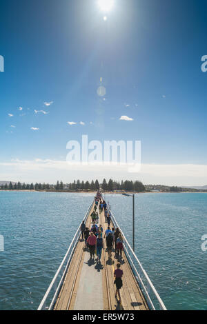 Victor Harbor, South Australia - 4. April 2015: Menschen sind auf der Victor Harbor Fussgängerbrücke Fuß Stockfoto