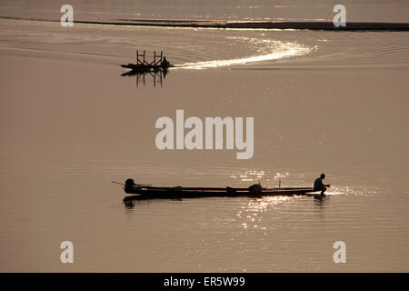 Angelboote/Fischerboote auf dem Fluss Mekong, Vientiane, der Hauptstadt von Laos, Asien Stockfoto