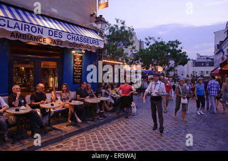 Cafés und Bars in Montmartre, Rue Norvins / Rue des Saules, Paris, Frankreich, Europa Stockfoto