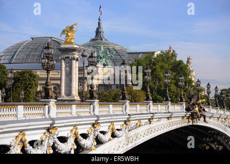 Pont Alexandre, Grand Palais im Hintergrund, Paris, Frankreich, Europa Stockfoto