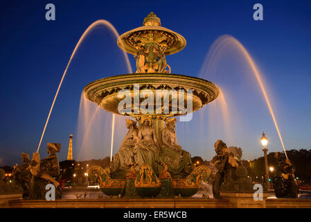 Place De La Concorde mit Brunnen bei Nacht, Paris, Frankreich, Europa Stockfoto