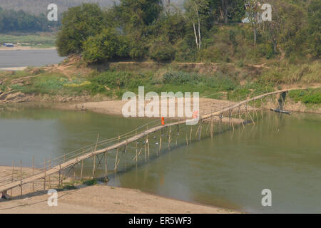 Mönche auf einer Bambusbrücke am Mekong Fluss, Luang Prabang, Laos Stockfoto