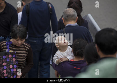 Mutter hält Baby zu Fuß von einem Krankenhaus, Beijing, China. 23. April 2015. © Jiwei Han/ZUMA Draht/Alamy Live-Nachrichten Stockfoto