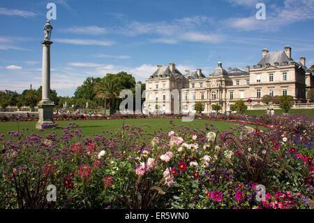 Garten, Jardin du Luxembourg mit Palais du Luxembourg im Hintergrund, Paris, Frankreich, Europa Stockfoto