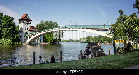 Insel der Jugend in der Spree, Abtei-Brücke, Treptow-Köpenick, Berlin, Deutschland Stockfoto